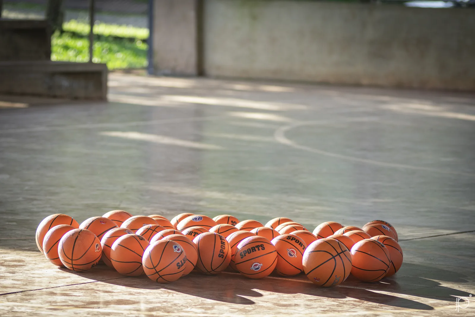 Pelotas del PRODE en la cancha de un polideportivo recuperado