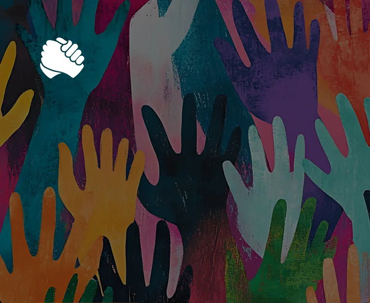 Manos de colores levantadas, símbolo de comunidad