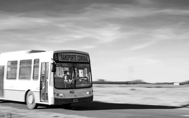 Un colectivo de transporte comunal en la ruta